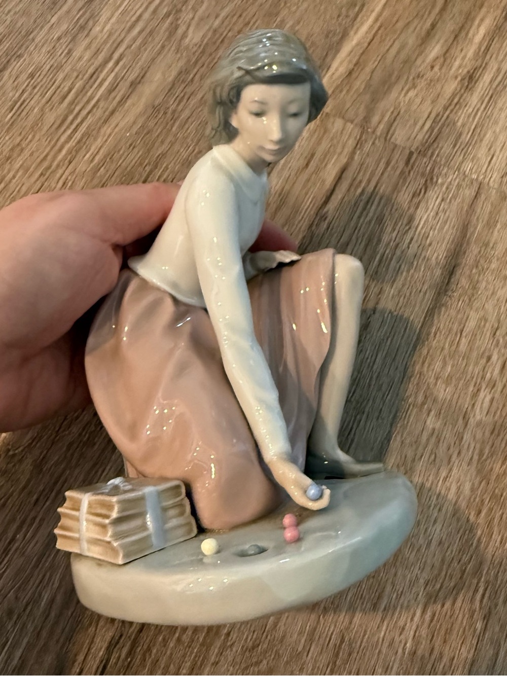 Nao Daisa Lladro Spain Porcelain Figurine Girl Playing Marbles Excellent -1982